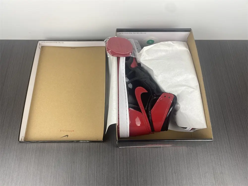 Air Jordan 1 High OG Bred Patent 