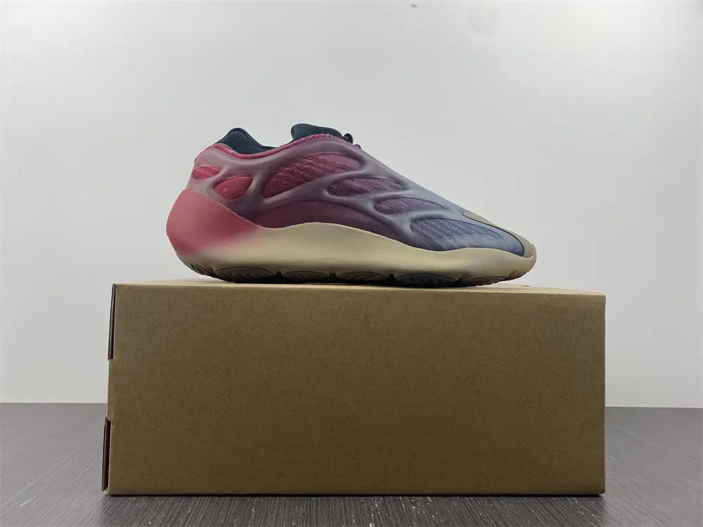 Adidas Yeezy 700 V3 Fade Carbon 