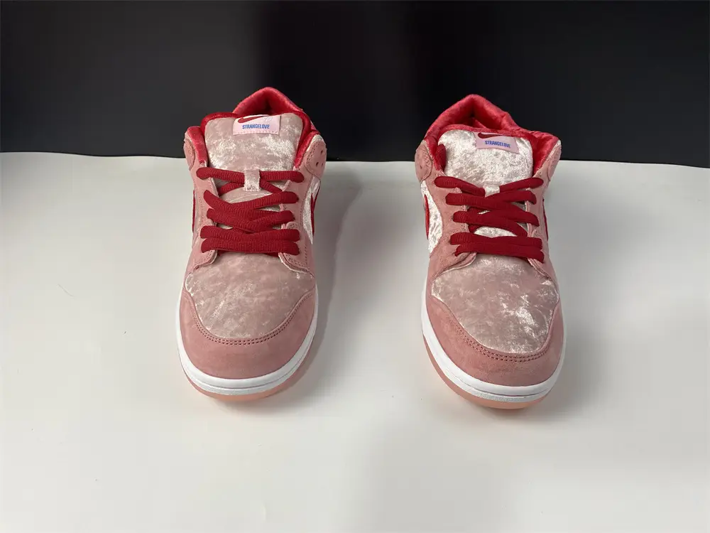 Nike SB Dunk Low StrangeLove Skateboards (Regular 
