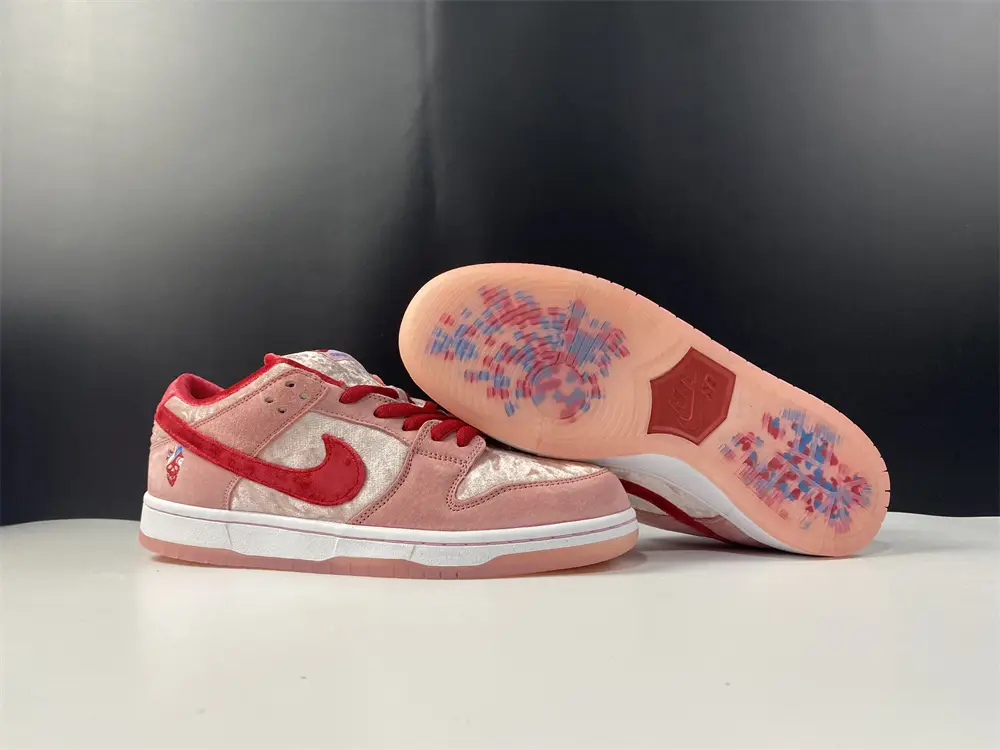 Nike SB Dunk Low StrangeLove Skateboards (Regular 