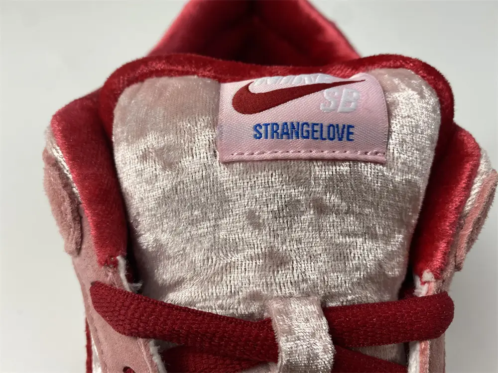 Nike SB Dunk Low StrangeLove Skateboards (Regular 