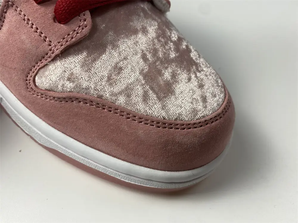 Nike SB Dunk Low StrangeLove Skateboards (Regular 