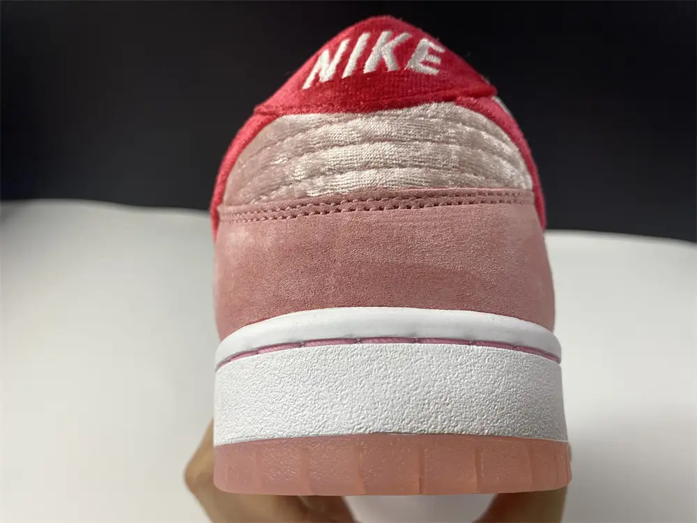 Nike SB Dunk Low StrangeLove Skateboards (Regular 