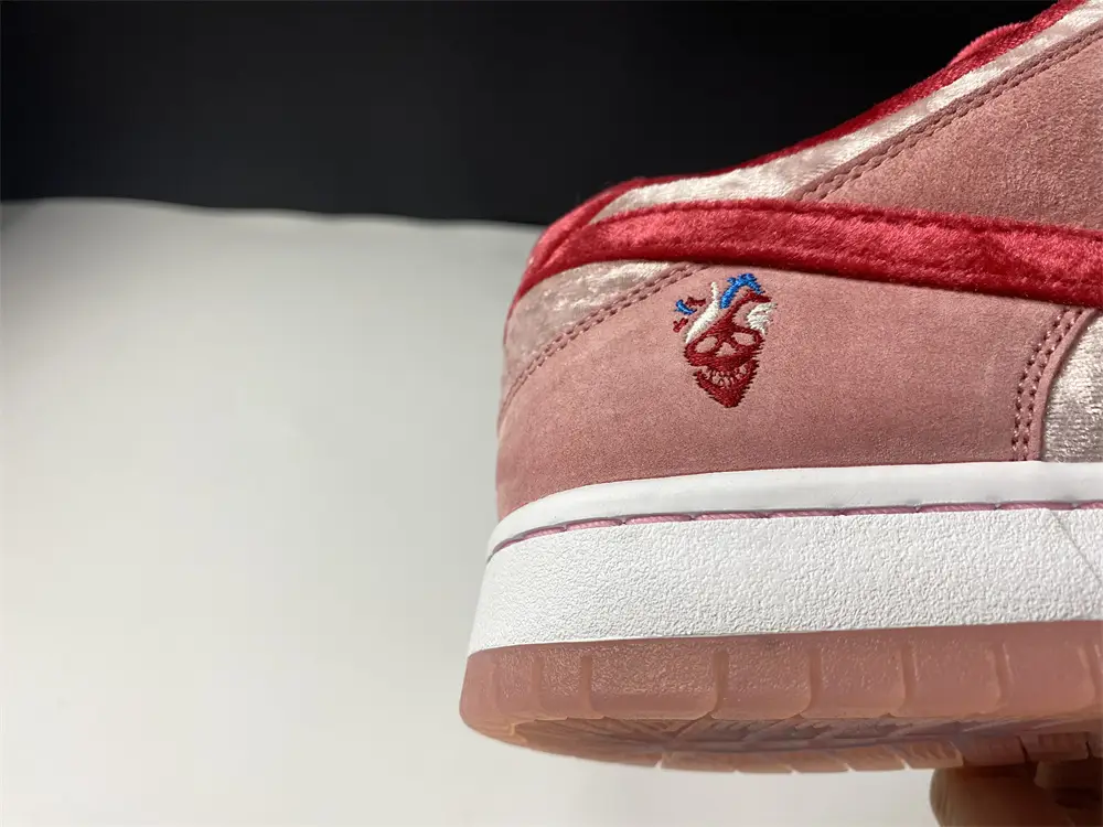Nike SB Dunk Low StrangeLove Skateboards (Regular 