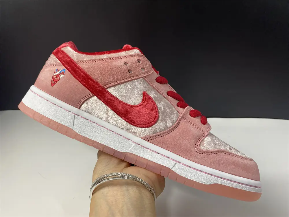 Nike SB Dunk Low StrangeLove Skateboards (Regular 