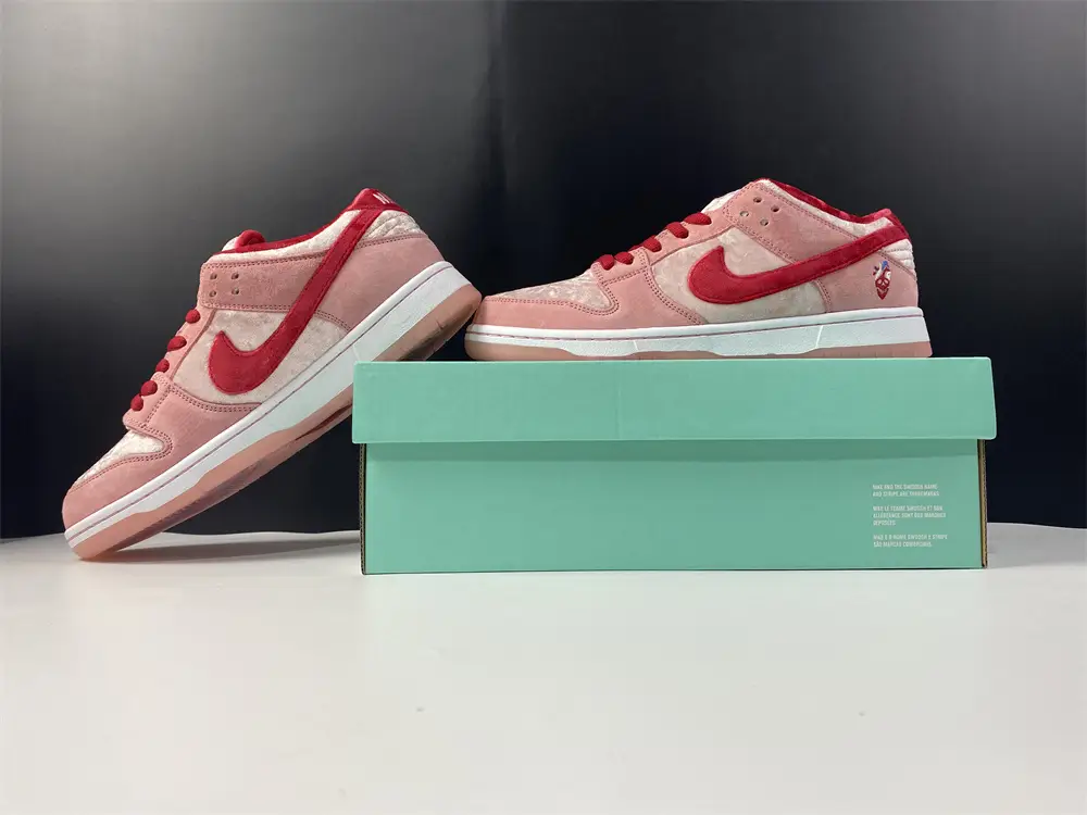 Nike SB Dunk Low StrangeLove Skateboards (Regular 