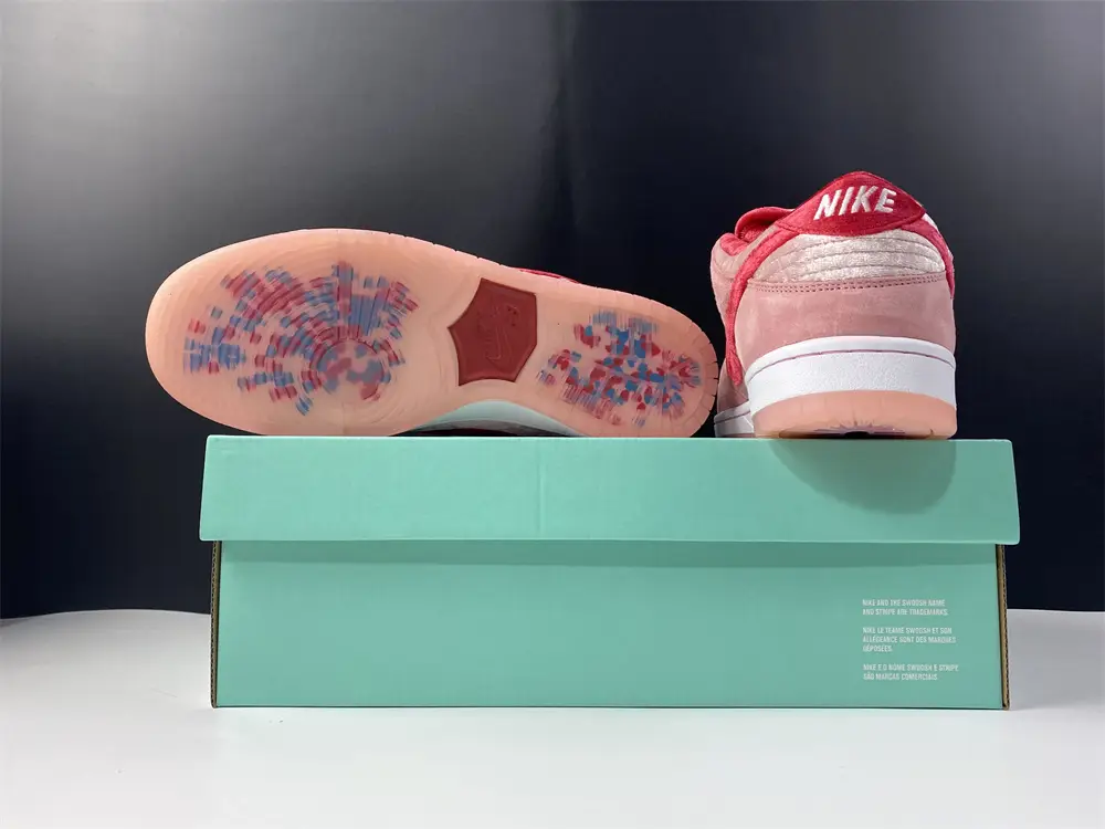 Nike SB Dunk Low StrangeLove Skateboards (Regular 
