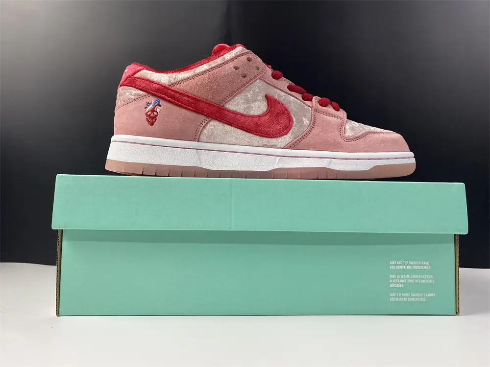 Nike SB Dunk Low StrangeLove Skateboards (Regular 