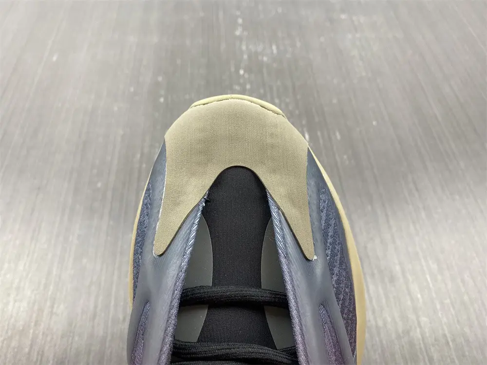 Adidas Yeezy 700 V3 Fade Carbon 