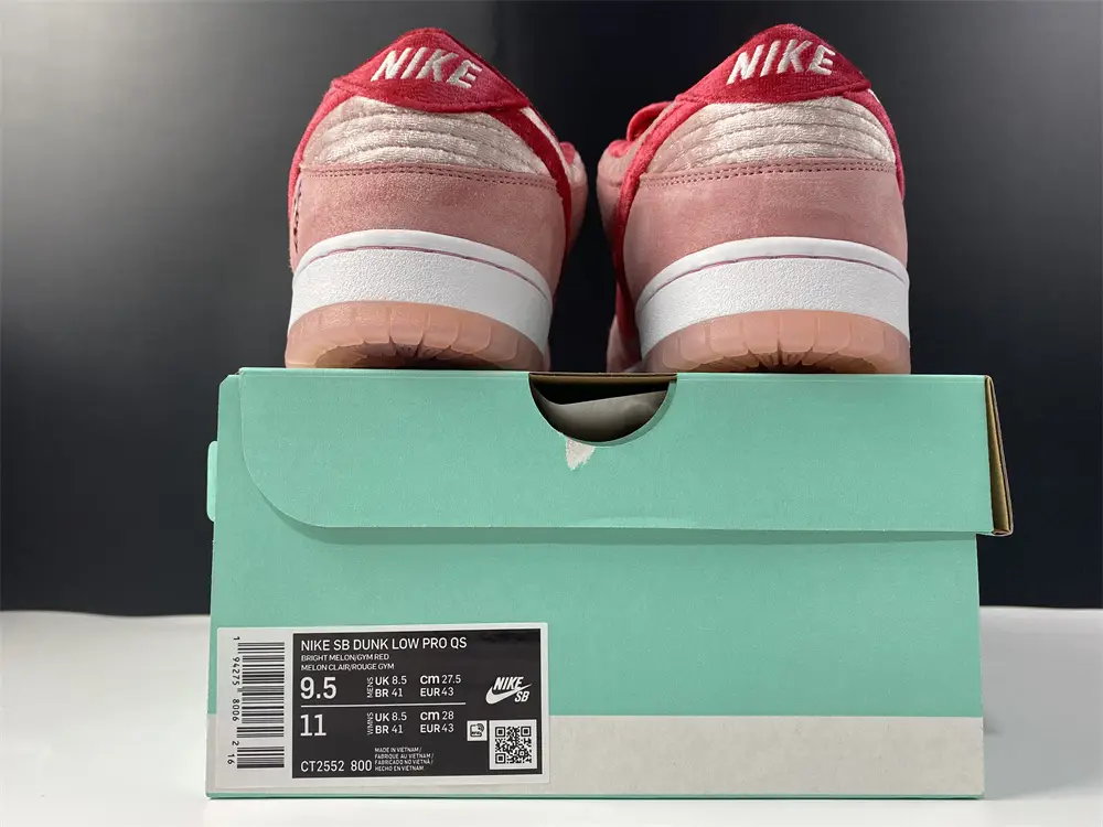 Nike SB Dunk Low StrangeLove Skateboards (Regular 