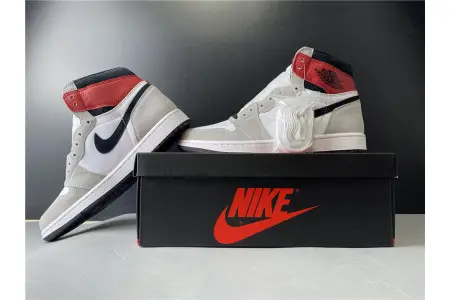 Air Jordan 1 High OG  Light Smoke Grey 