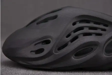 Adidas Yeezy Foam RNNR Onyx 