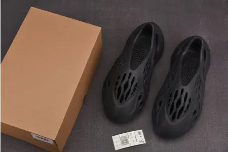 Adidas Yeezy Foam RNNR Onyx 