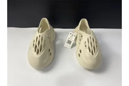 Adidas Yeezy Foam RNNR Sand 